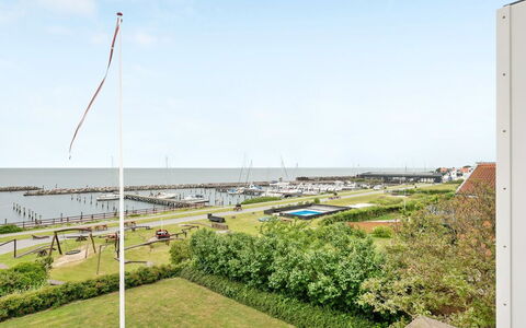Stefanie - 10M from the Sea: Zona Residenziale, Tetto, Sobborgo, Driveway, Estate, Camino