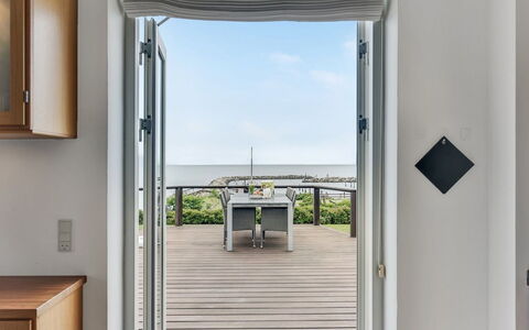 Stefanie - 10M from the Sea: Zona Residenziale, Tetto, Sobborgo, Driveway, Estate, Camino