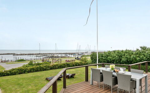 Stefanie - 10M from the Sea: Zona Residenziale, Tetto, Sobborgo, Driveway, Estate, Camino