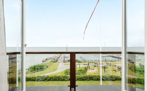 Stefanie - 10M from the Sea: Zona Residenziale, Tetto, Sobborgo, Driveway, Estate, Camino