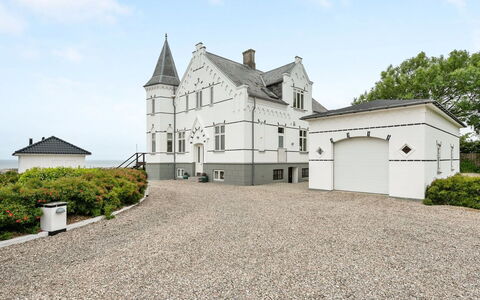 Stefanie - 10M from the Sea: Zona Residenziale, Tetto, Sobborgo, Driveway, Estate, Camino