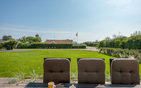 Sebbi - 90M from the Sea: Legna, Tetto, Architettura, Casa, Casa, Villetta, Raccordo, Latifoglie, Pendenza, Estate
