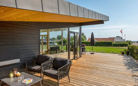 Sebbi - 90M from the Sea: Legna, Tetto, Architettura, Casa, Casa, Villetta, Raccordo, Latifoglie, Pendenza, Estate