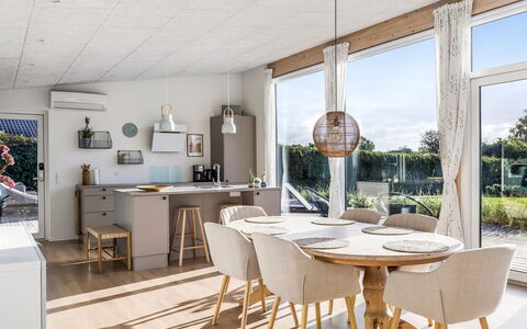 Sebbi - 90M from the Sea: Mobilia, Pavimentazione, Interior Design, Pavimento, Legna, Cucina & Sala Da Pranzo Tavolo, Sedia, Sala Da Pranzo, Soffitto, Tavolo