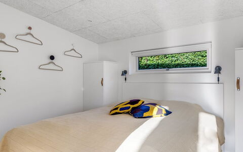 Sebbi - 90M from the Sea: Soffitto, Interior Design, Camera Da Letto, Pavimento, Camera, Lampada, Lenzuolo, Bedding, Letto, Telaio Del Letto
