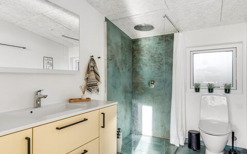 Sebbi - 90M from the Sea: Parete, Idraulico Fixture, Pavimentazione, Interior Design, Pavimento, Bagno, Soffitto, Lavello, Idraulico, Mobiletto Del Bagno