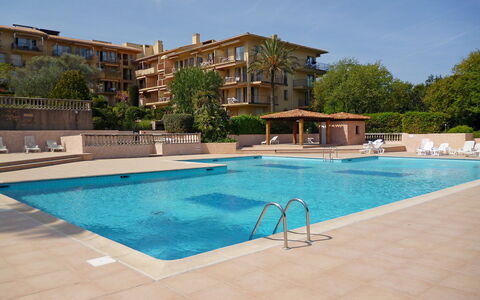 Saint-Tropez 550: Mobilia, Appartamento, Casa, Balcone, Color Legno, Shade, Sedia, Eco Hotel, Mobili Da Esterno, Pianta Della Casa