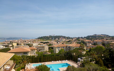 Saint-Tropez 550: Mobilia, Appartamento, Casa, Balcone, Color Legno, Shade, Sedia, Eco Hotel, Mobili Da Esterno, Pianta Della Casa