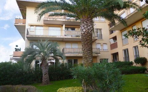 Saint-Tropez 550: Mobilia, Appartamento, Casa, Balcone, Color Legno, Shade, Sedia, Eco Hotel, Mobili Da Esterno, Pianta Della Casa