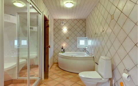 Henrijette - 200M from the Sea: Pavimentazione, Interior Design, Pavimento, Idraulico Fixture, Bagno, Soffitto, Vasca Da Bagno, Idraulico, Camera, Rubinetto