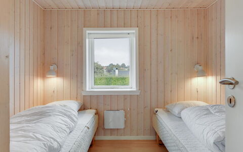 Serey - 500M from the Sea: Legna, Camera Da Letto, Soffitto, Pavimento, Letto, Bedding, Lenzuolo, Plank, Color Legno, Latifoglie