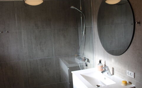 Serey - 500M from the Sea: Pavimentazione, Idraulico Fixture, Bagno, Lavandino Del Bagno, Parete, Pavimento, Lavello, Interior Design, Rubinetto, Idraulico
