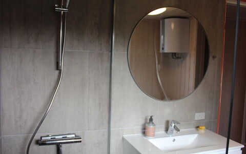 Serey - 500M from the Sea: Parete, Idraulico Fixture, Bagno, Interior Design, Pavimentazione, Pavimento, Idraulico, Lavandino Del Bagno, Rubinetto, Camera