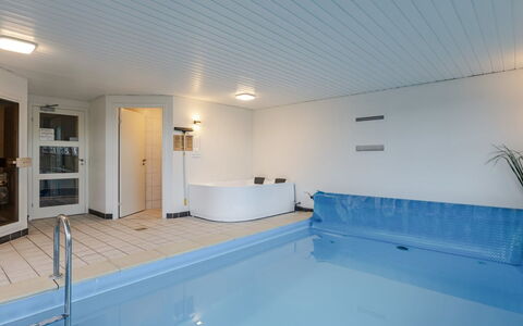Peder - 950M from the Sea: Pavimentazione, Parete, Pavimento, Interior Design, Legna, Soffitto, Pavimento In Legno, Illuminazione, Mobilia, Pavimento Laminato