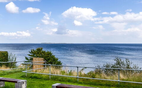 Majbritt - 50M from the Sea: Blu, Cielo, Acqua, Corpo D'Acqua, Orizzonte, Nube, Mare, Costiera E Morfologie Oceanic, Costa, Oceano