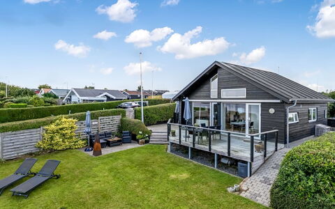 Majbritt - 50M from the Sea: Tetto, Casa, Casa, Villetta, Raccordo, Estate, Driveway, Edifici Giardino, Cortile, Capannone