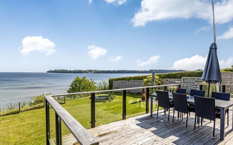 Majbritt - 50M from the Sea: Tetto, Casa, Casa, Villetta, Raccordo, Estate, Driveway, Edifici Giardino, Cortile, Capannone