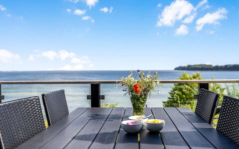 Majbritt - 50M from the Sea: Tetto, Casa, Casa, Villetta, Raccordo, Estate, Driveway, Edifici Giardino, Cortile, Capannone