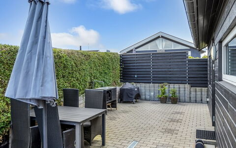 Majbritt - 50M from the Sea: Tetto, Casa, Casa, Villetta, Raccordo, Estate, Driveway, Edifici Giardino, Cortile, Capannone