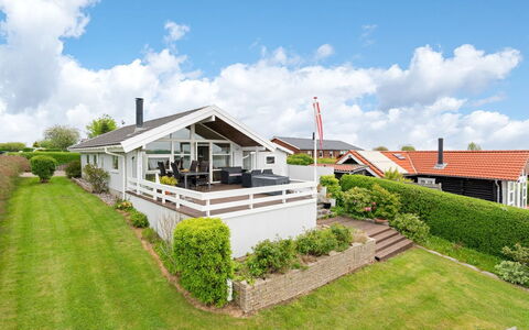 Heimeram - 150M from the Sea: Tetto, Casa, Casa, Villetta, Porta, Raccordo, Deck, Portico, Plank, Latifoglie