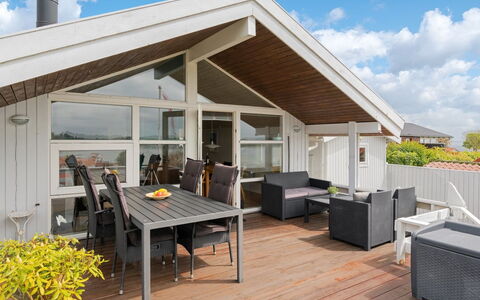 Heimeram - 150M from the Sea: Tetto, Casa, Casa, Villetta, Porta, Raccordo, Deck, Portico, Plank, Latifoglie