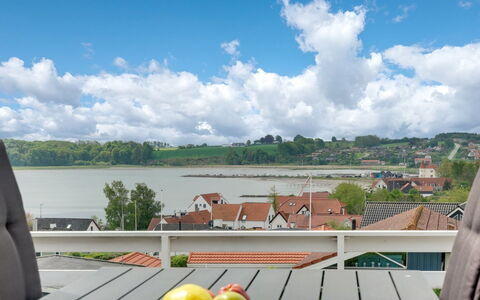 Heimeram - 150M from the Sea: Tetto, Casa, Casa, Villetta, Porta, Raccordo, Deck, Portico, Plank, Latifoglie