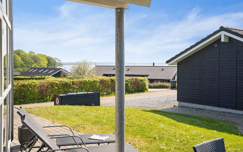 Tenaya - 200M from the Sea: Zona Residenziale, Tetto, Sobborgo, Driveway, Estate, Camino