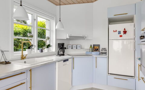 Gülbahar - 300M from the Sea: Interior Design, Cucina, Pavimentazione, Elettrodomestico Da Cucina, Controsoffitto, Cabinetry, Apparecchio Major, Soffitto, Casa, Illuminazione