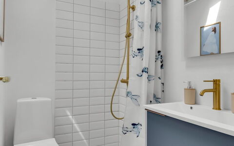 Gülbahar - 300M from the Sea: Idraulico Fixture, Interior Design, Bagno, Pavimentazione, Idraulico, Pavimento, Piastrella, Rubinetto, Gabinetto, Porcellana