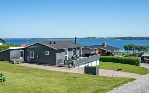 Jenvold - 300M to the Fjord: Tetto, Casa, Lotto, Casa, Villetta, Estate, Edifici Giardino, Shade, Log Cabin, Landscaping