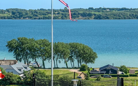 Jenvold - 300M to the Fjord: Tetto, Casa, Lotto, Casa, Villetta, Estate, Edifici Giardino, Shade, Log Cabin, Landscaping