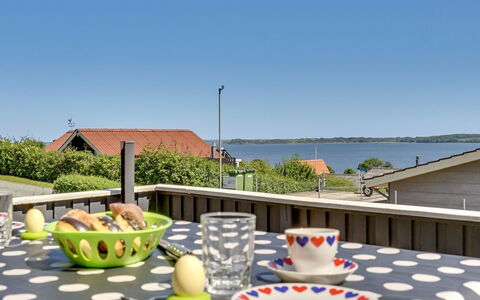 Jenvold - 300M to the Fjord: Tetto, Casa, Lotto, Casa, Villetta, Estate, Edifici Giardino, Shade, Log Cabin, Landscaping