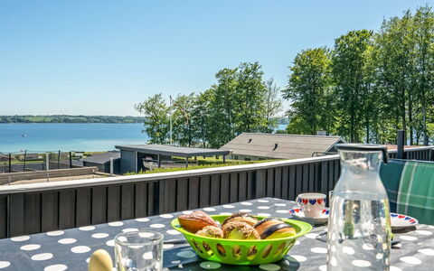 Jenvold - 300M to the Fjord: Tetto, Casa, Lotto, Casa, Villetta, Estate, Edifici Giardino, Shade, Log Cabin, Landscaping