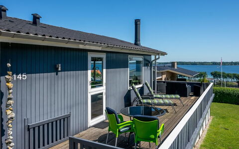 Jenvold - 300M to the Fjord: Tetto, Casa, Lotto, Casa, Villetta, Estate, Edifici Giardino, Shade, Log Cabin, Landscaping
