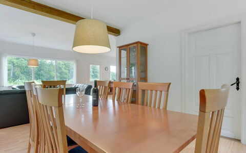 Rosa - 300M from the Sea: Mobilia, Pavimentazione, Interior Design, Legna, Pavimento, Sala Da Pranzo, Soffitto, Cucina & Sala Da Pranzo Tavolo, Tavolo, Sedia