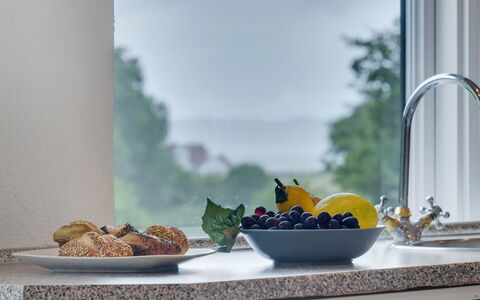 Rosa - 300M from the Sea: Tavola, Controsoffitto, Interior Design, Idraulico Fixture, Rubinetto, Lavello, Cucina, Serveware, Bicchiere