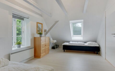 Rosa - 300M from the Sea: Pavimentazione, Interior Design, Pavimento, Parete, Camera Da Letto, Legna, Letto, Soffitto, Mobilia, Camera