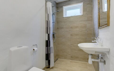 Rosa - 300M from the Sea: Toilet Seat, Bagno, Gabinetto, Pavimentazione, Idraulico Fixture, Pavimento, Parete, Interior Design, Idraulico, Piastrella