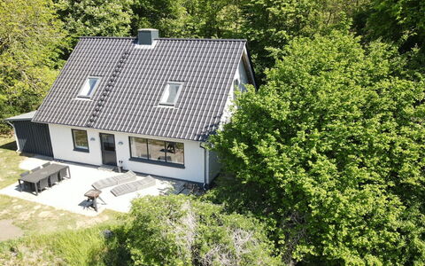 Rosa - 300M from the Sea: Legna, Tetto, Architettura, Casa, Casa, Villetta, Raccordo, Latifoglie, Pendenza, Estate