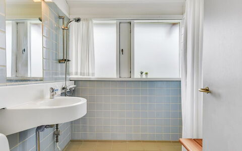 Ditte - 300M from the Sea: Idraulico Fixture, Bagno, Interior Design, Pavimentazione, Pavimento, Idraulico, Rubinetto, Lavandino Del Bagno, Lavello, Soffitto