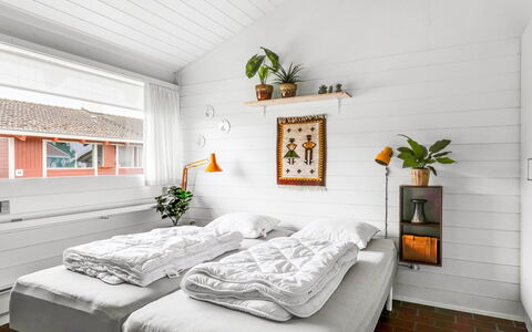 Ditte - 300M from the Sea: Interior Design, Soffitto, Mobilia, Pavimento, Camera Da Letto, Letto, Bedding, Lancia Cuscino, Cuscino, Lampada