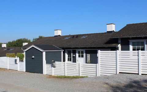 Marga - 400M from the Sea: Tetto, Casa, Casa, Villetta, Porta, Raccordo, Deck, Portico, Plank, Latifoglie