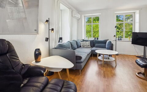 Juuso - 20Km from the Sea: Mobilia, Interior Design, Divano, Pavimentazione, Parete, Pavimento, Soggiorno, Legna, Soffitto, Appartamento