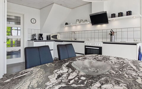 Juuso - 20Km from the Sea: Pavimentazione, Cucina, Interior Design, Controsoffitto, Pavimento, Soffitto, Elettrodomestico Da Cucina, Cabinetry