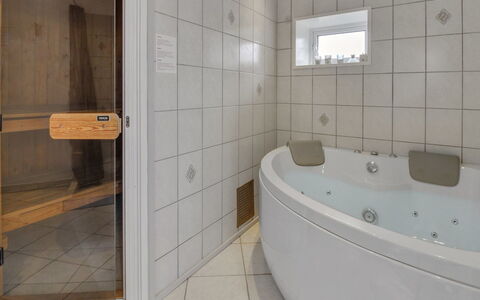 Juuso - 20Km from the Sea: Pavimentazione, Interior Design, Pavimento, Idraulico Fixture, Bagno, Vasca Da Bagno, Soffitto, Camera, Idraulico, Illuminazione