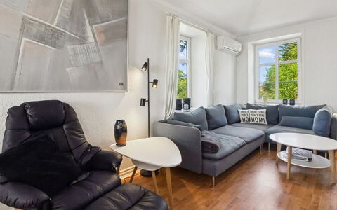 Juuso - 20Km from the Sea: Mobilia, Interior Design, Divano, Pavimentazione, Pavimento, Parete, Soggiorno, Legna, Soffitto, Appartamento