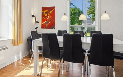 Juuso - 20Km from the Sea: Mobilia, Interior Design, Pavimentazione, Sedia, Tavolo, Pavimento, Sala Da Pranzo, Legna, Cucina & Sala Da Pranzo Tavolo, Soffitto