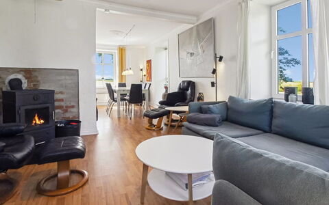 Juuso - 20Km from the Sea: Mobilia, Interior Design, Pavimentazione, Pavimento, Divano, Legna, Soggiorno, Pavimento In Legno, Soffitto, Camera