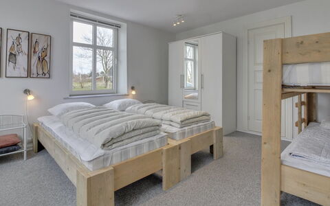 Juuso - 20Km from the Sea: Letto, Camera Da Letto, Mobilia, Bedding, Interior Design, Legna, Lenzuolo, Pavimento, Soffitto, Pavimentazione