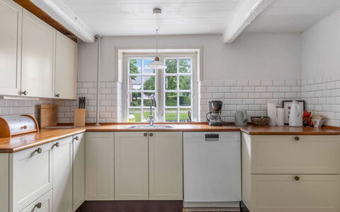 Ilsa - 9.8Km from the Sea: Cucina, Pavimentazione, Cabinetry, Elettrodomestico Da Cucina, Controsoffitto, Interior Design, Pavimento, Apparecchio Major, Cassetto, Credenza